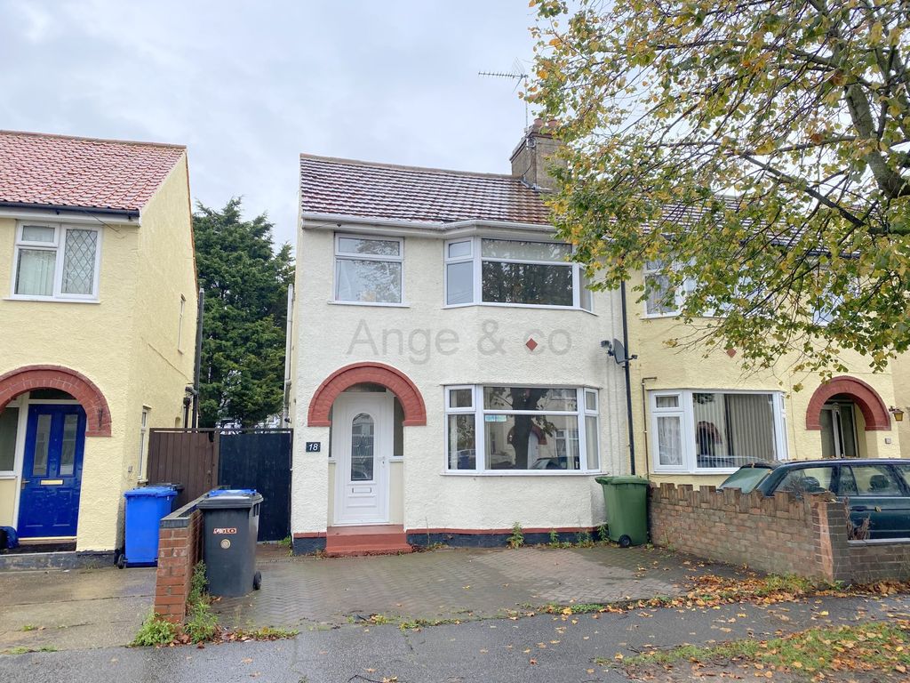 3 bed semidetached house for sale in Waveney Crescent, Lowestoft NR33