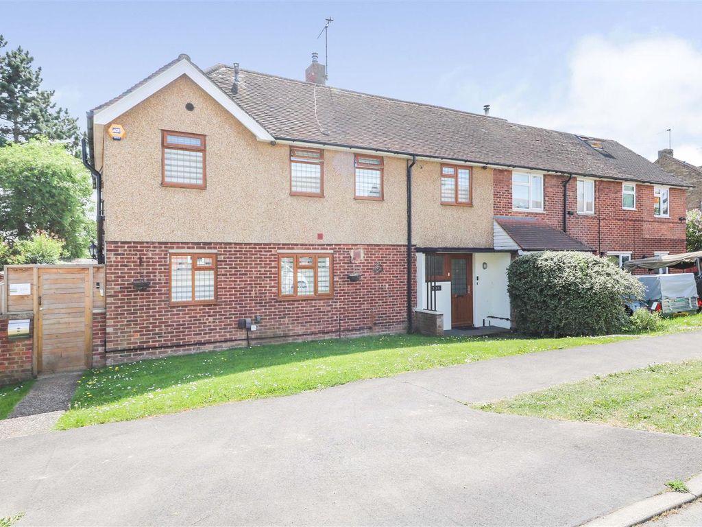 5 bed semidetached house for sale in Monkswood Avenue, Waltham Abbey
