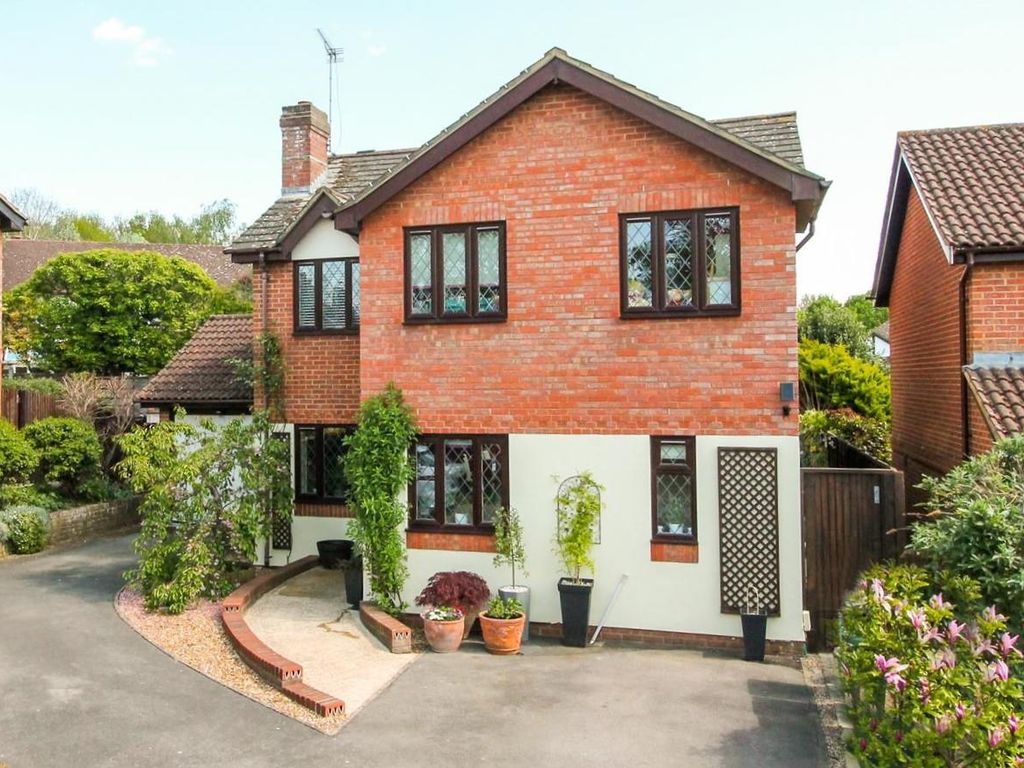4 bed detached house for sale in Hunnels Close, Church Crookham, Fleet GU52, £550,000 Zoopla