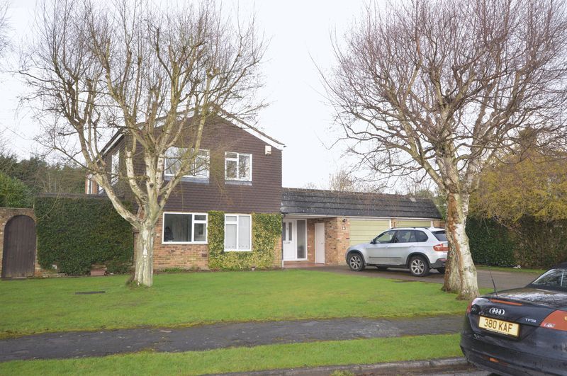 4 bed detached house to rent in Howe Drive, Beaconsfield HP9, £3,650