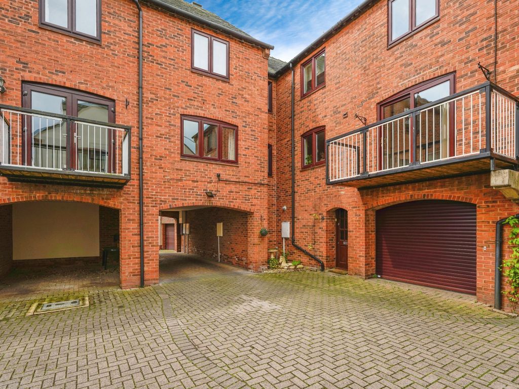 3 bed town house for sale in Monks Walk, Evesham, Worcestershire WR11