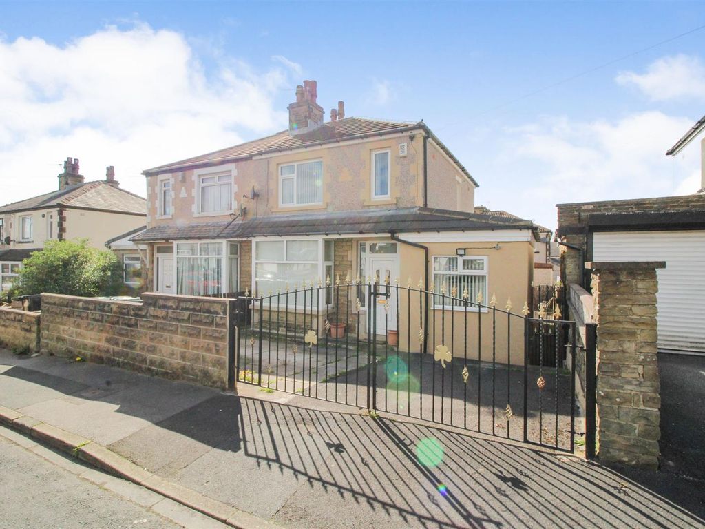 4 bed semidetached house for sale in Thornacre Crescent, Shipley BD18