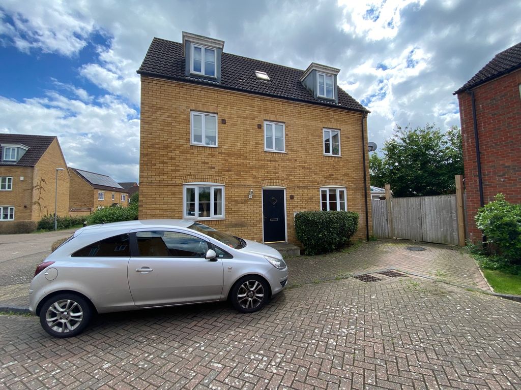 5 bed end terrace house for sale in Russet Close, Bedford MK41, £