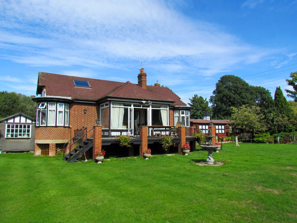 3 bed detached bungalow for sale in Chertsey Road, Shepperton TW17 Zoopla