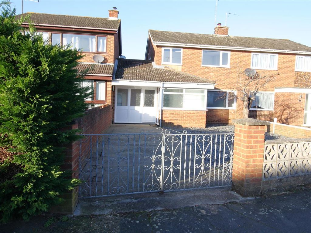 3 bed semidetached house for sale in Frensham Drive, Bletchley, Milton