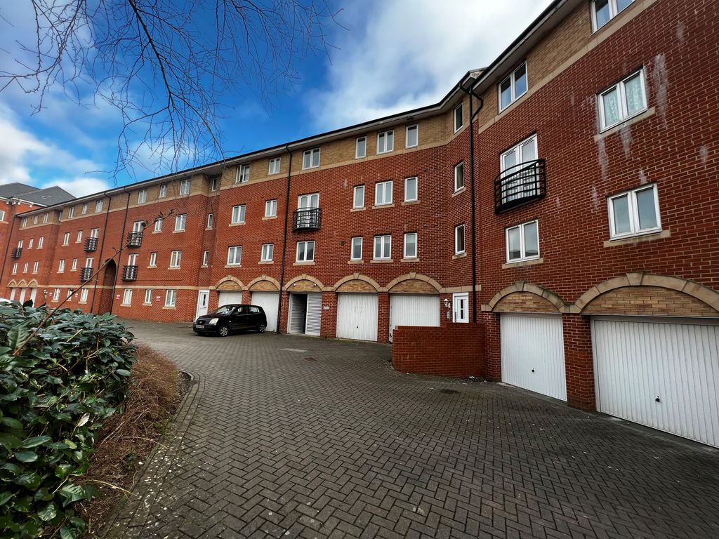 2 bed flat for sale in Saltash Road, Swindon SN2 Zoopla