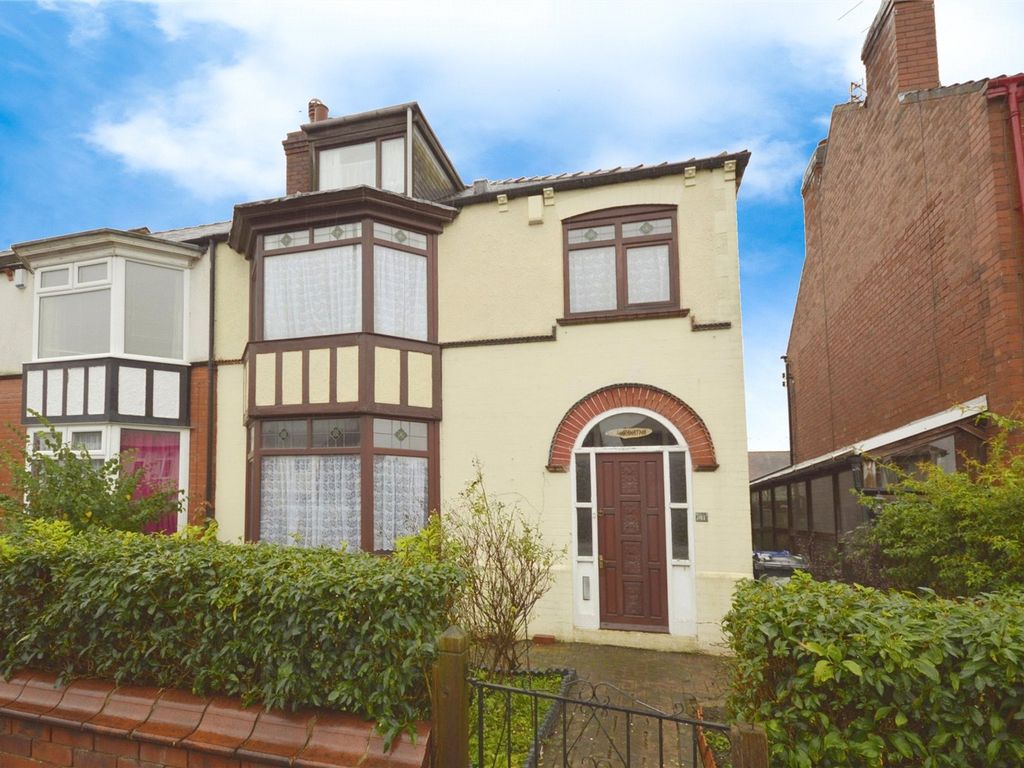 4 bed end terrace house for sale in Norborough Road, Wheatley