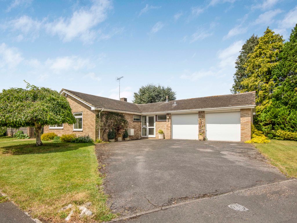 3 bed detached bungalow for sale in Makins Road, HenleyOnThames RG9