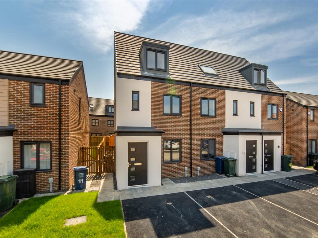 3 bed terraced house to rent in Dahlia Grove, The Maples, Great Park