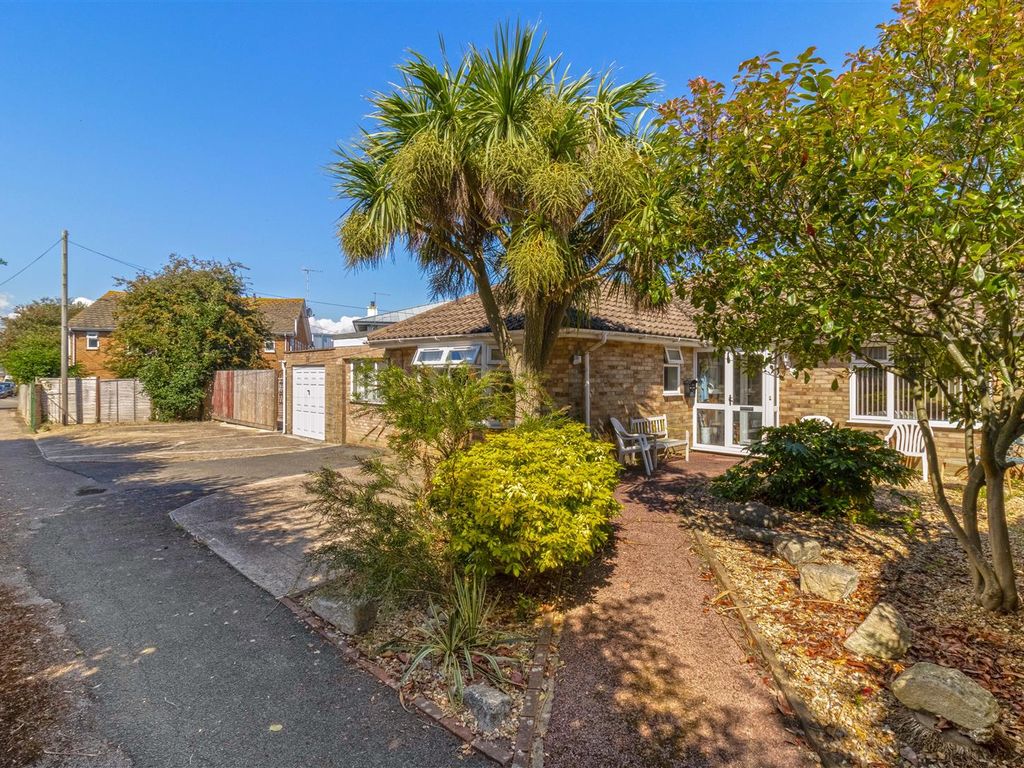 3 bed semidetached bungalow for sale in Meadow Road, Worthing BN11, £