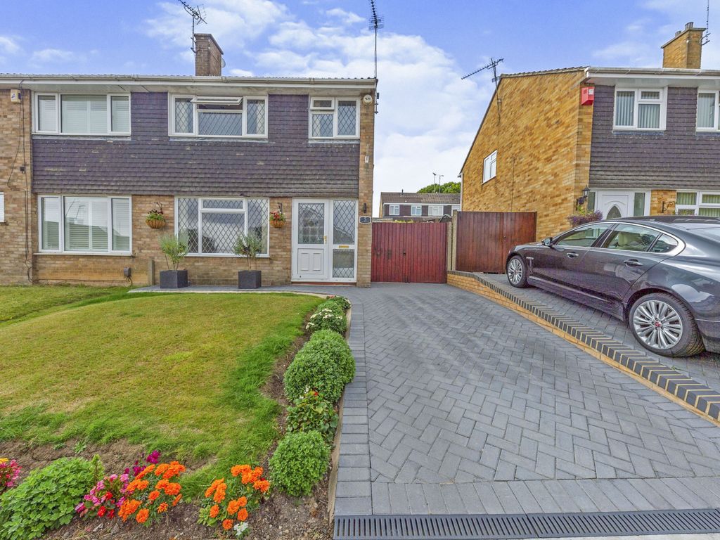 Barking Close, Luton LU4  