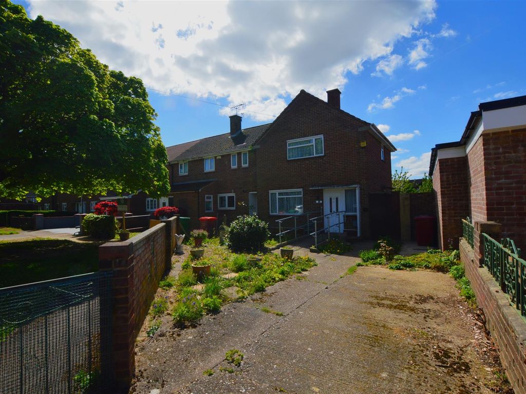 2 bed end terrace house for sale in The Frithe, Slough SL2, £385,000