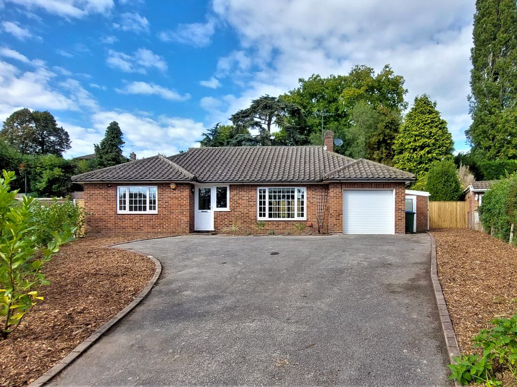 3 bed bungalow for sale in Twinoaks, Cobham, Surrey KT11 Zoopla