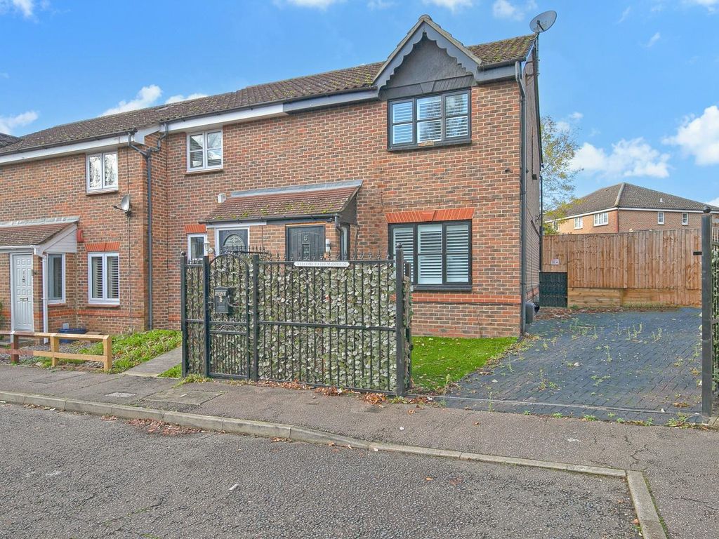 3 bed end terrace house for sale in Bryony Close, Loughton IG10, £