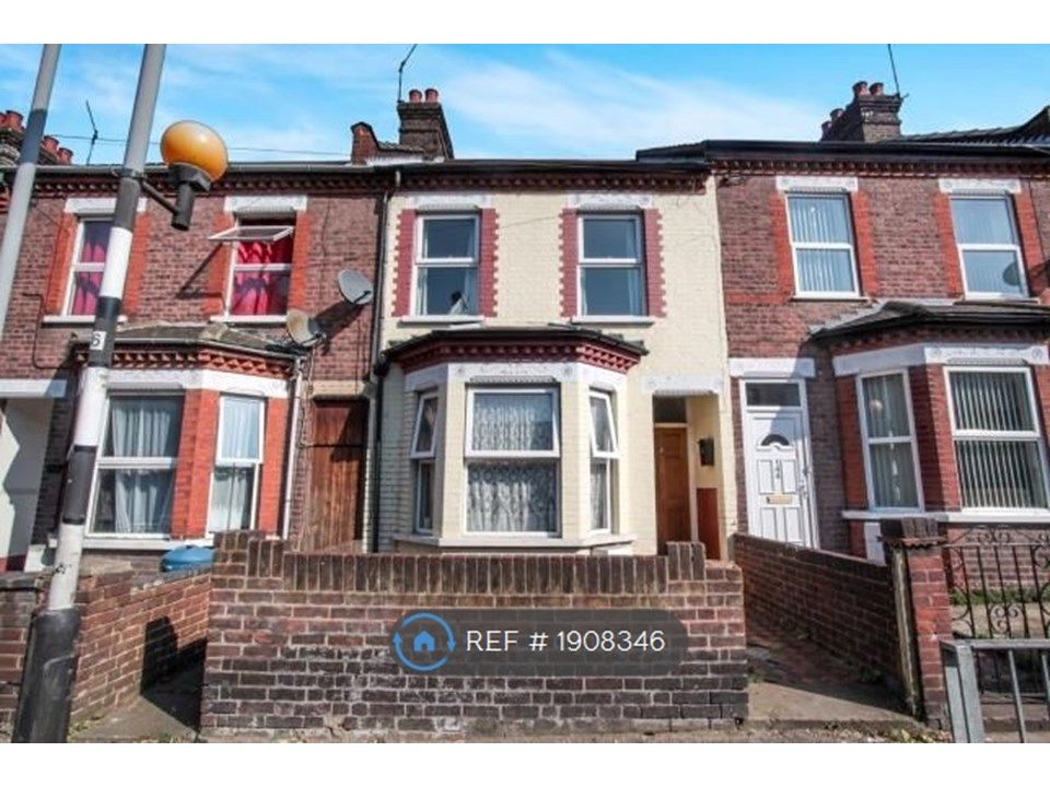 3 bed terraced house to rent in Dallow Road, Luton LU1, £1,500 pcm Zoopla