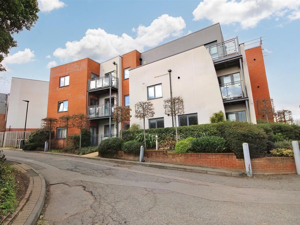2 bed flat for sale in Walnut Tree Close, Guildford GU1, £325,000 Zoopla