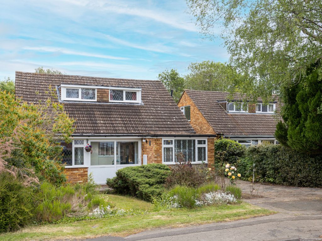 3 bed detached house for sale in Craigwell Avenue, Aylesbury HP21, £