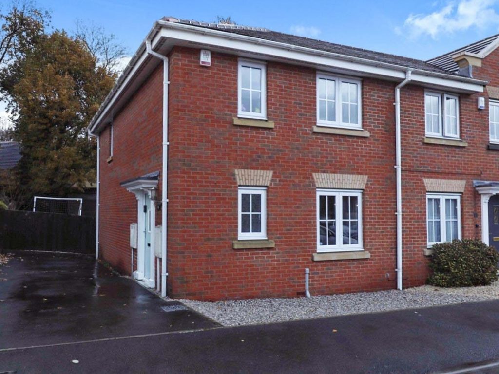 3 bed semidetached house for sale in Woodhouse Close, Rhodesia