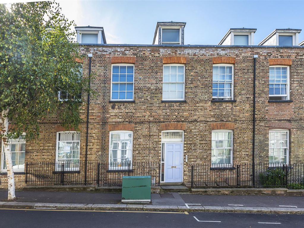 2 bed flat to rent in St. Mary Road, Walthamstow, London E17, £1,750