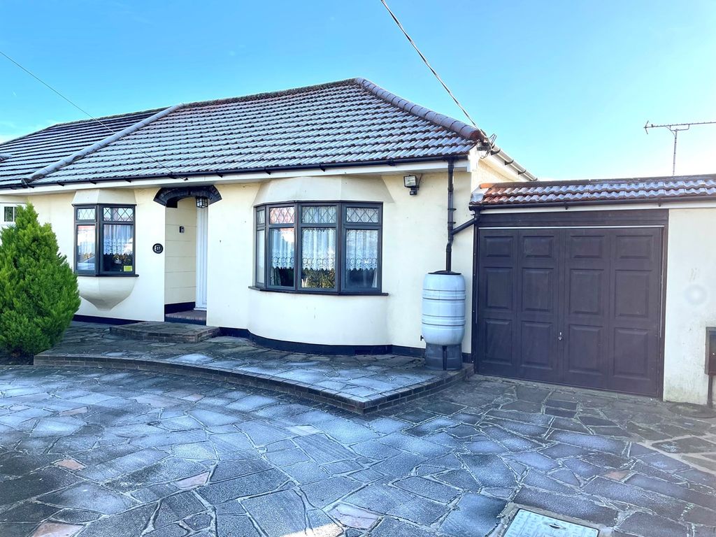 3 bed semidetached bungalow for sale in Central Avenue, Corringham