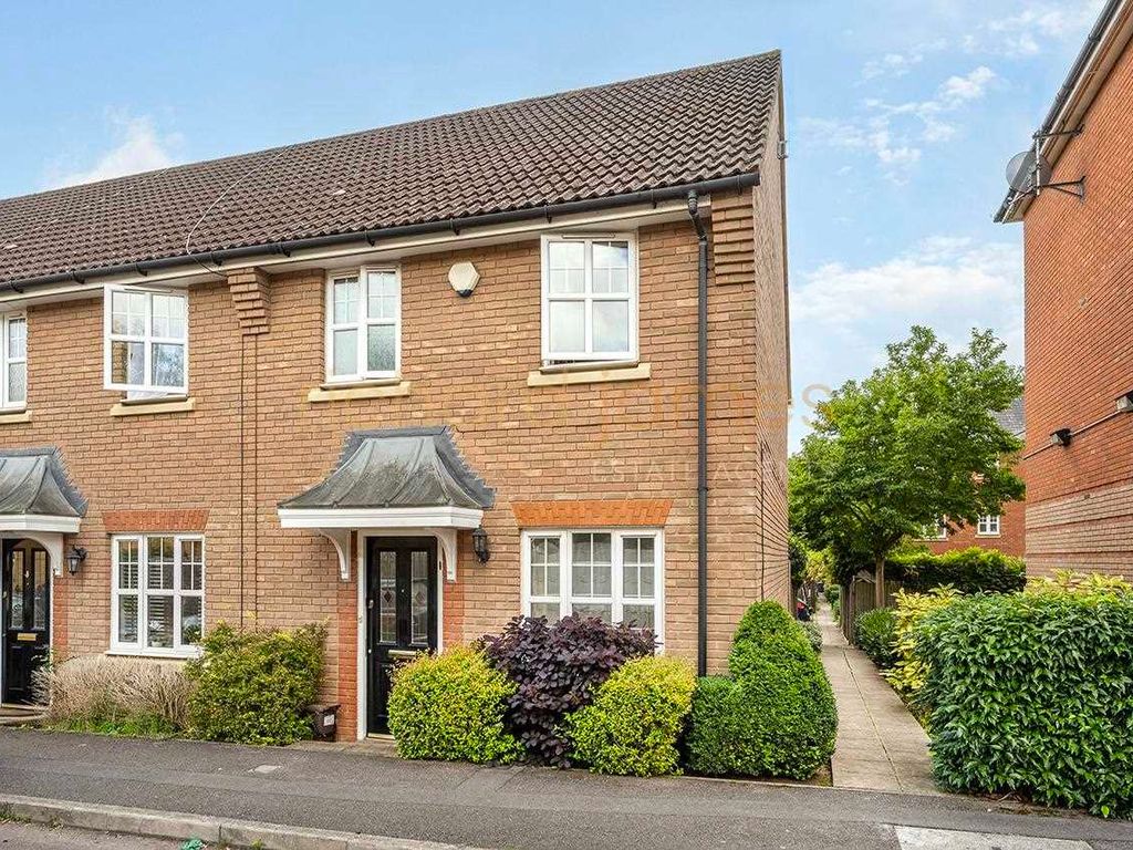 3 bed end terrace house for sale in Shirwell Close, London NW7, £