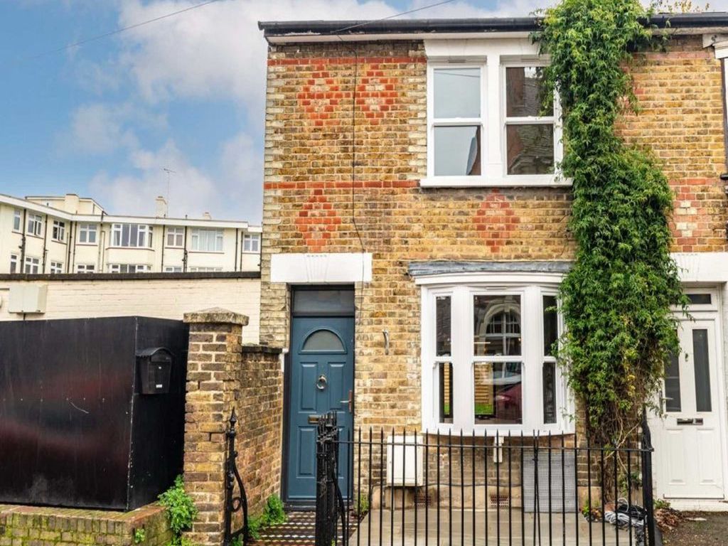 3 bed property to rent in Winchester Road, St Margarets, Twickenham TW1