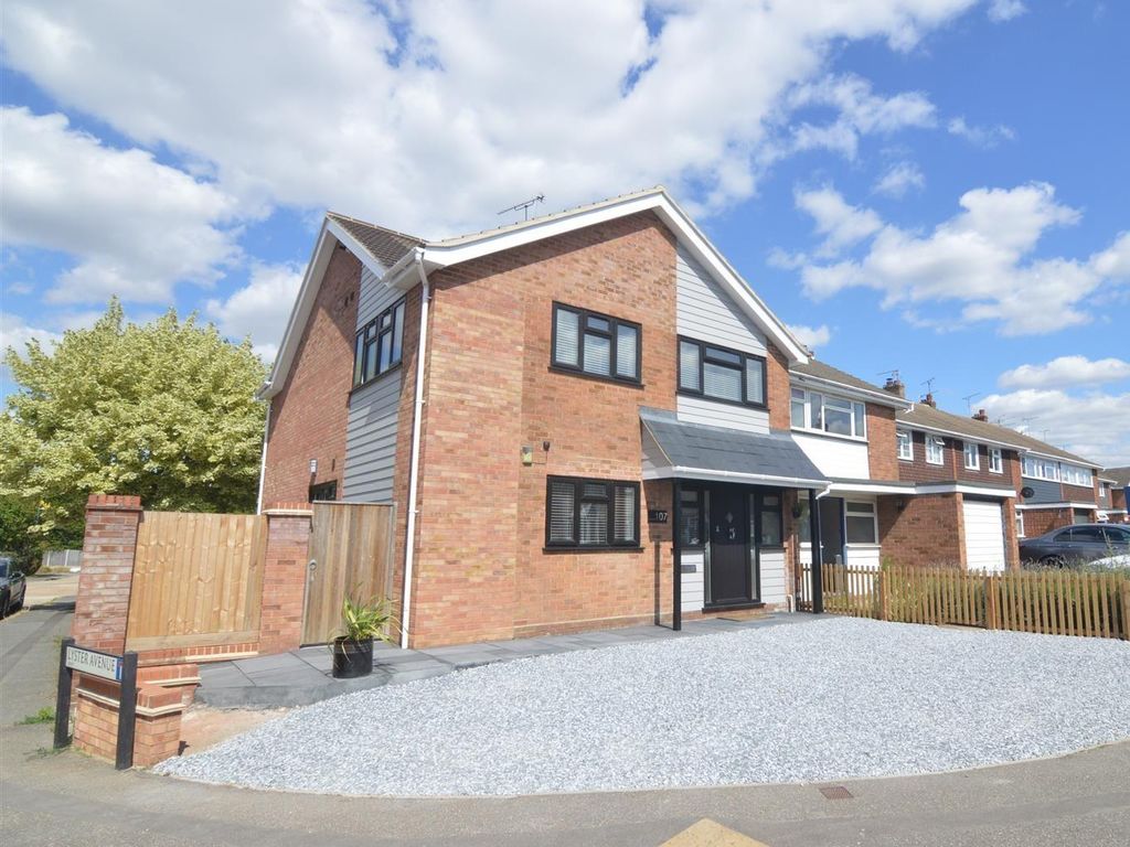 4 bed semidetached house for sale in Longmead Avenue, Great Baddow
