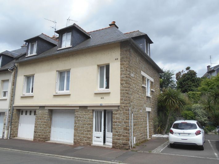 4 bed town house for sale in SaintHilaireDuHarcouet, BasseNormandie