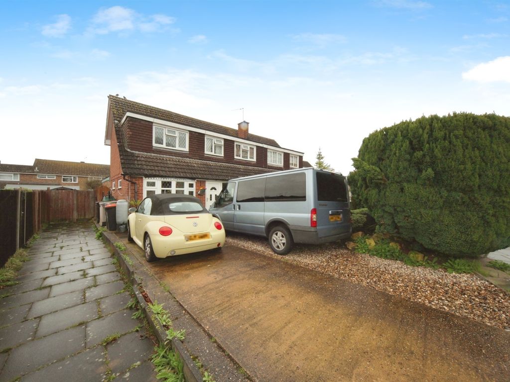 4 bed semidetached house for sale in Weatherby, Dunstable LU6, £