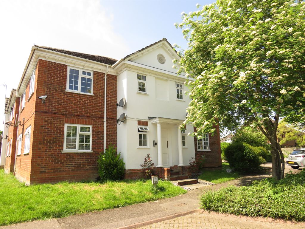 1 bed flat for sale in Kingfisher Way, Bicester OX26, £135,000 Zoopla
