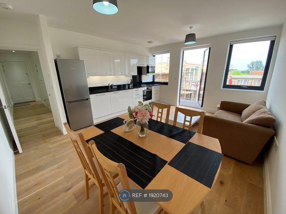 2 bed flat to rent in The Broadway, Crawley RH10, £1,420 pcm Zoopla