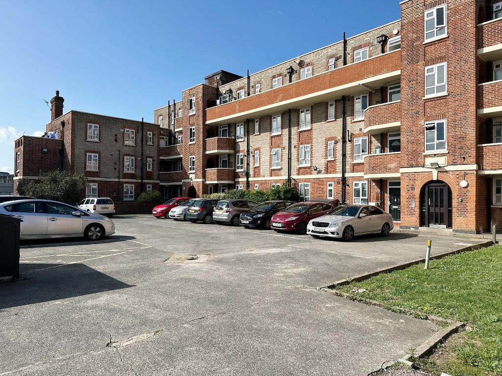 3 bed flat for sale in Malden Way, New Malden KT3, £300,000 Zoopla