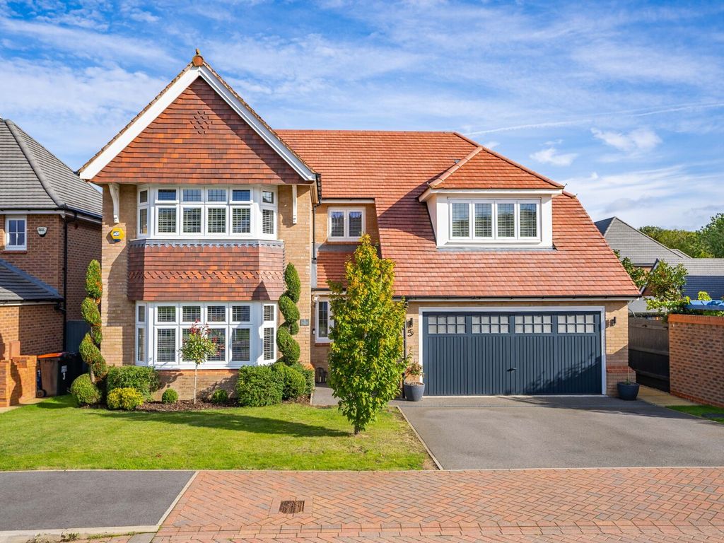 5 bed detached house for sale in Woodpecker Edge, Caddington, Luton