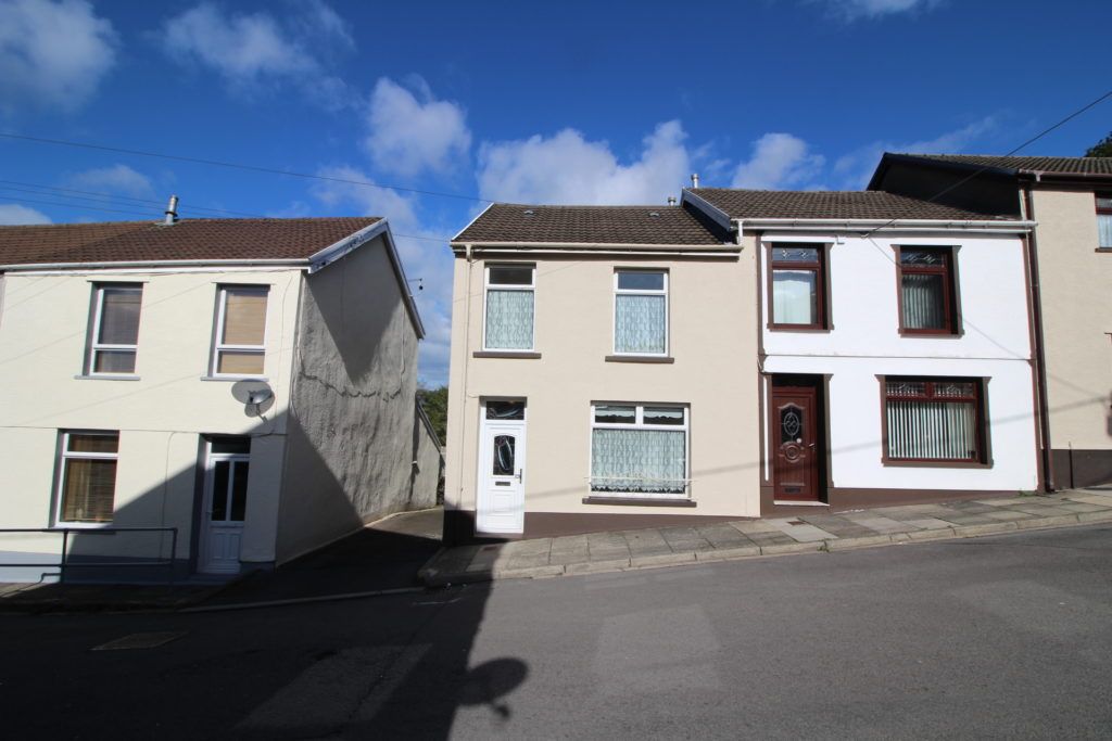 3 bed end terrace house to rent in Jones Street, Cilfynydd, Pontypridd