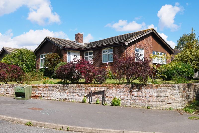 3 bed bungalow for sale in The Cedars, Benson, Wallingford OX10, £