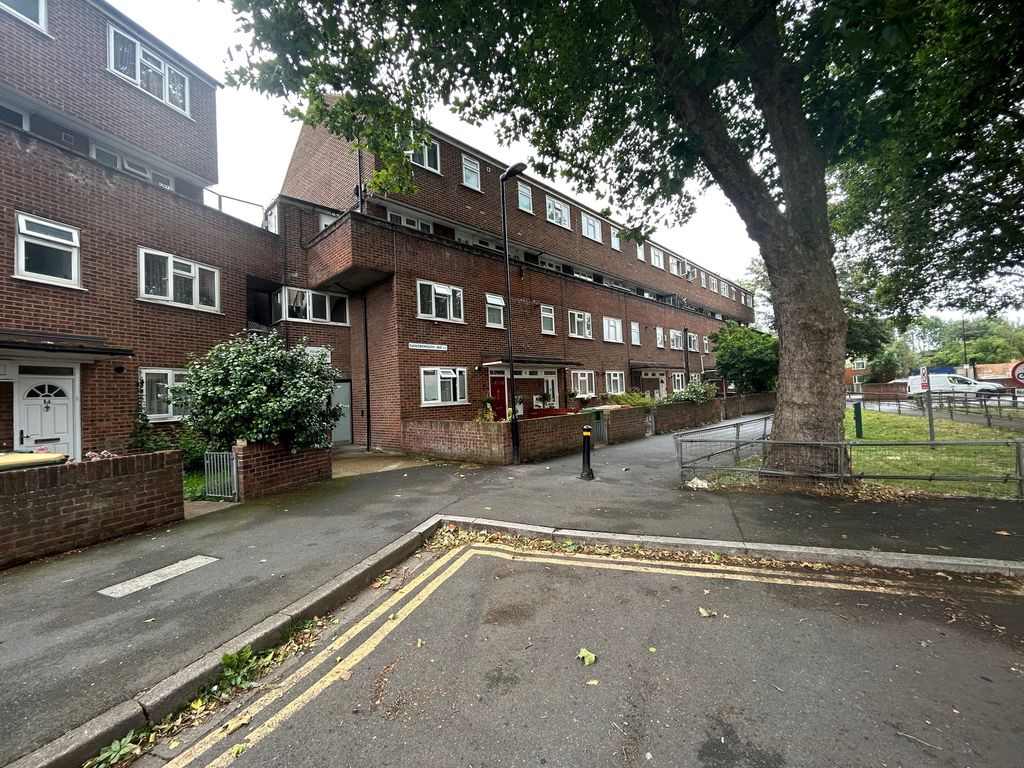 3 bed to rent in Gainsborough Avenue, London E12, £1,950 pcm