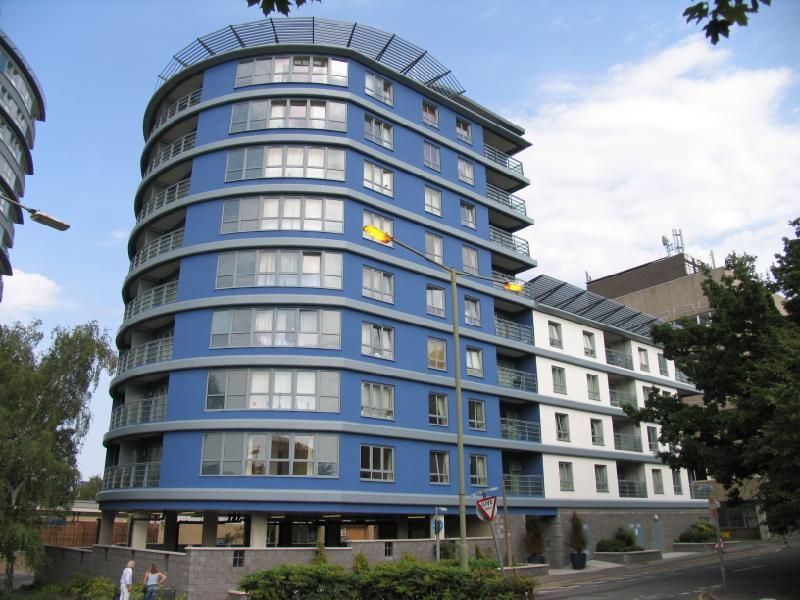 2 bed flat to rent in Woking, Surrey GU22, £1,500 pcm Zoopla