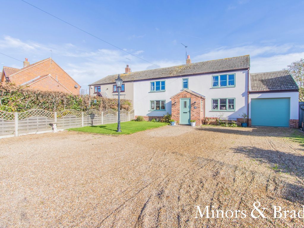 3 bed semidetached house for sale in The Street, Blundeston, Lowestoft