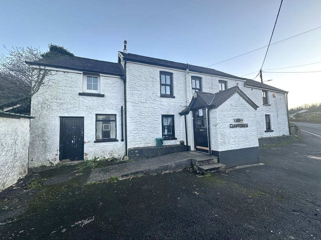 3 bed detached house for sale in Crwbin, Bancffosfelen SA17, £159,950