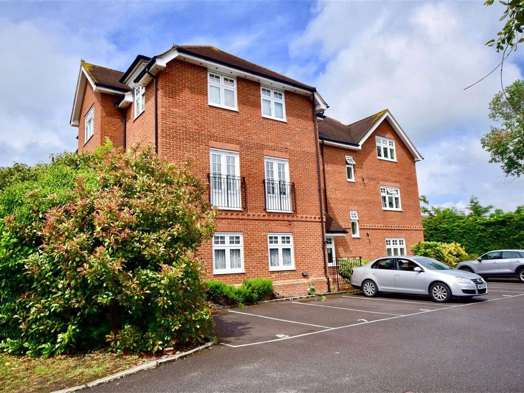 1 bed flat to rent in Clements Mead, Leatherhead, Surrey KT22, £1,200