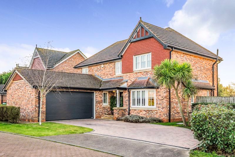4 bed detached house for sale in Hunsdon Close, Kingsborough Manor