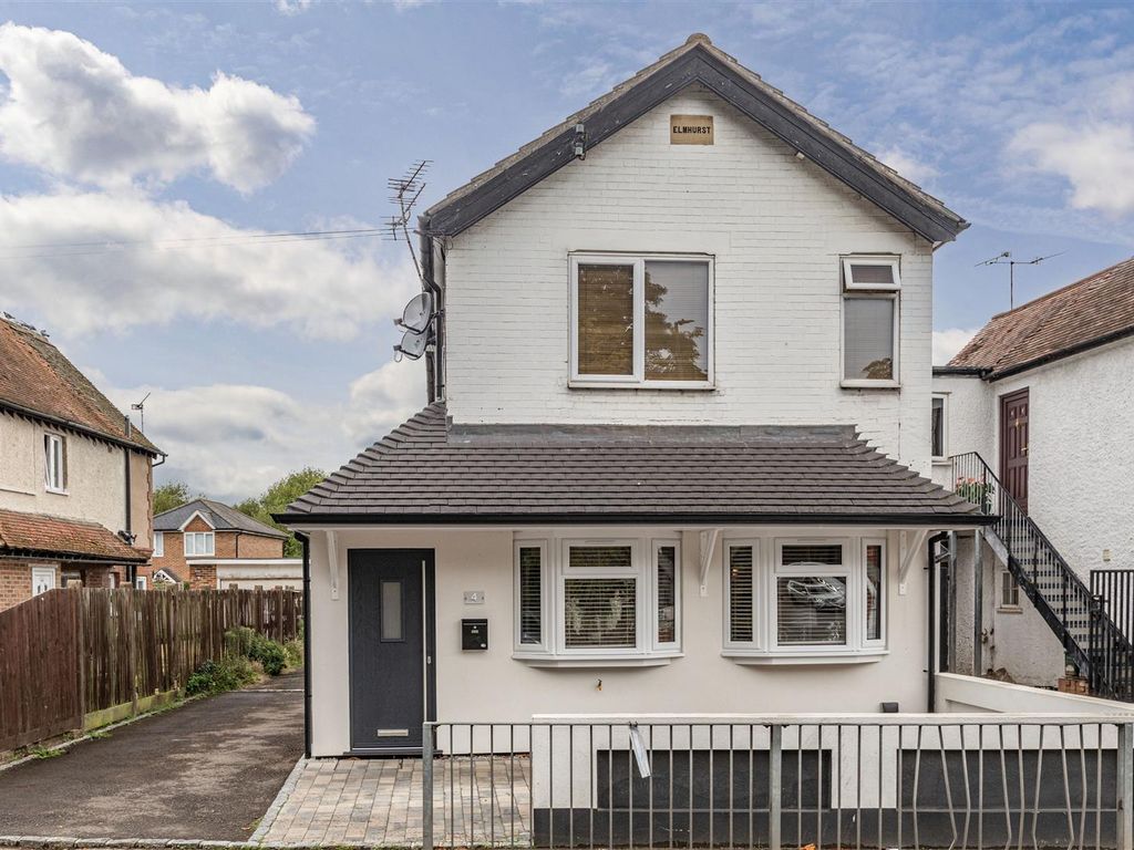 2 bed flat for sale in Woodham Lane, New Haw, Addlestone KT15, £275,000 Zoopla