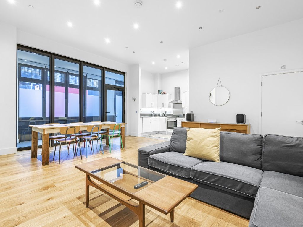 Tottenham Mews, London W1T  