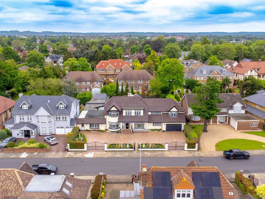 5 bed detached house for sale in Ernest Road, Hornchurch RM11, £
