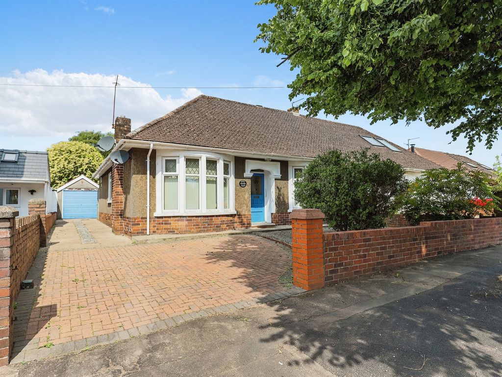 3 bed semidetached bungalow for sale in Manor Rise, Whitchurch