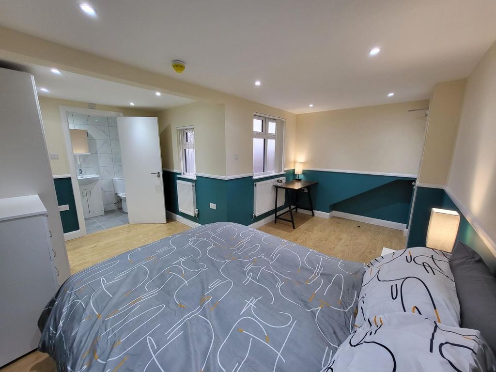 Room to rent in Bradshaw Road, Watford WD24, £950 pcm Zoopla