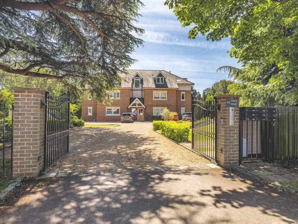2 bed flat to rent in Cedar Court, Lawn Close, Datchet SL3, £1,650 pcm