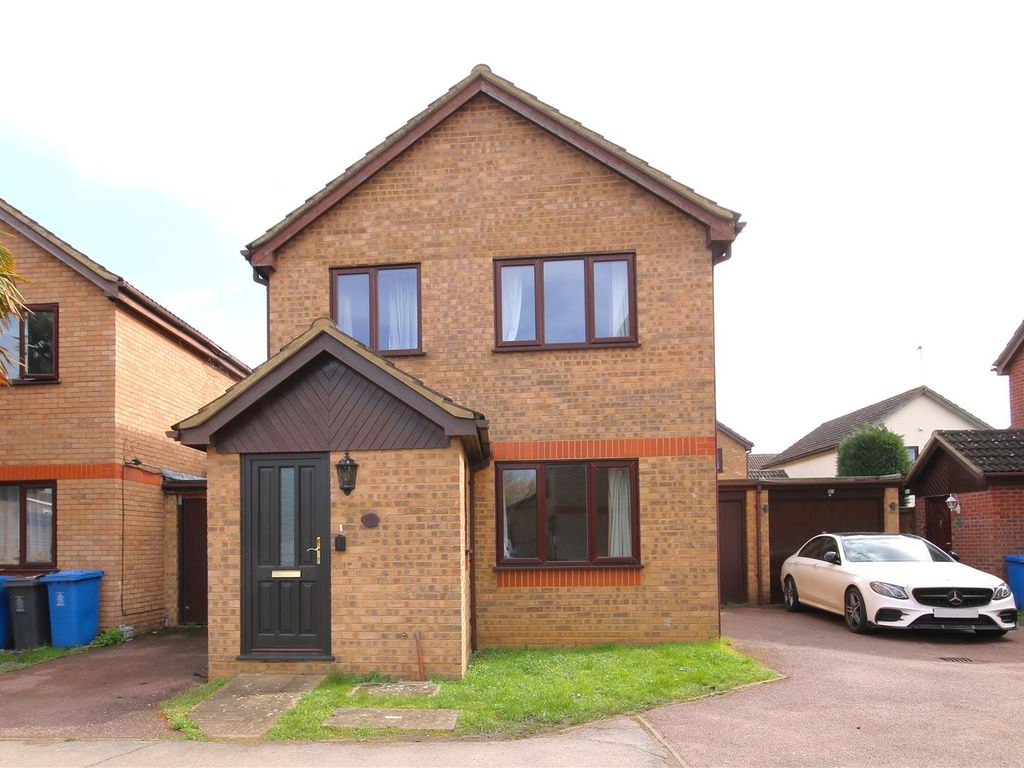 3 bed linkdetached house for sale in Holmlea Walk, Datchet, Slough SL3