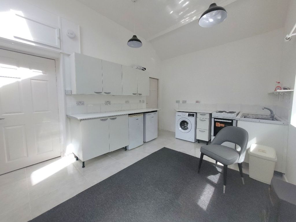 1 bed flat to rent in Broad Street, Blaenavon, Pontypool NP4, £500 pcm