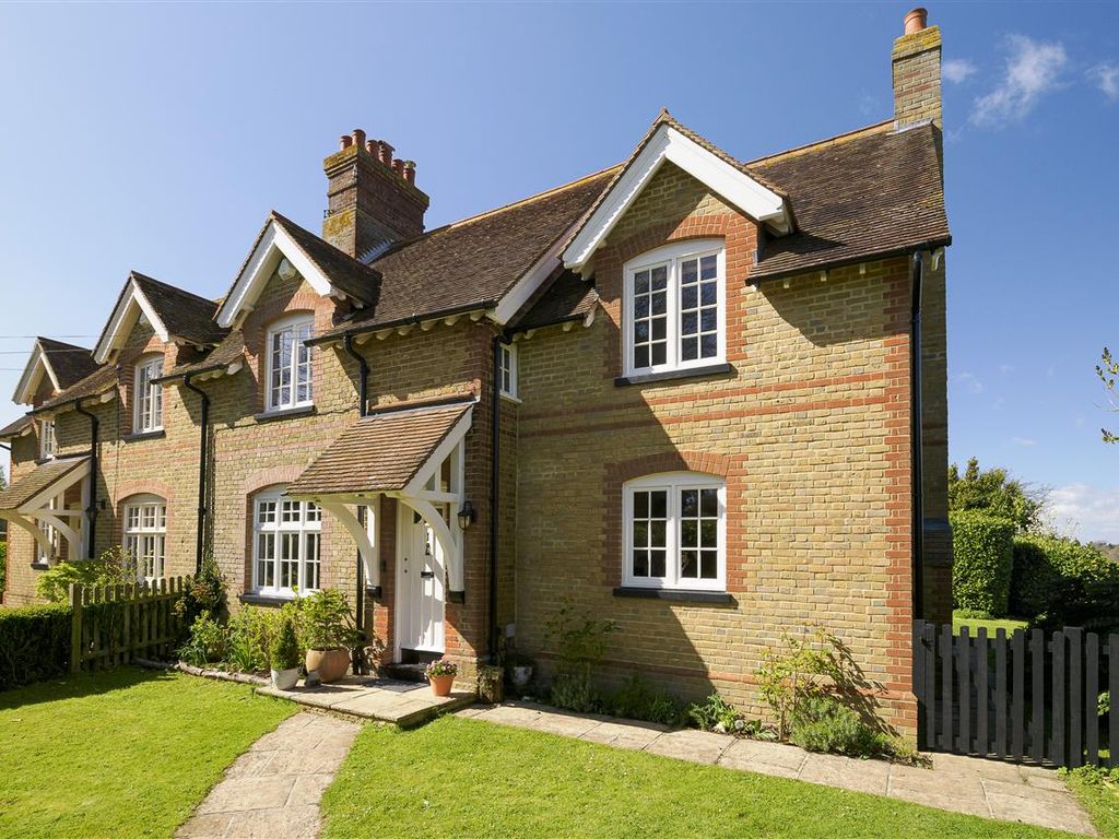 3 bed semidetached house for sale in Shepherds Hill, Selling